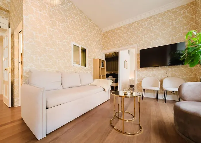 Elegant Vintage Charm-modern Comfort Apartment