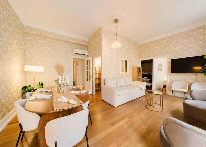 Elegant Vintage Charm-modern Comfort