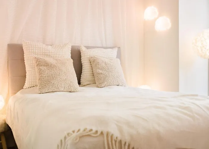 Elegant Vintage Charm-modern Comfort شقة