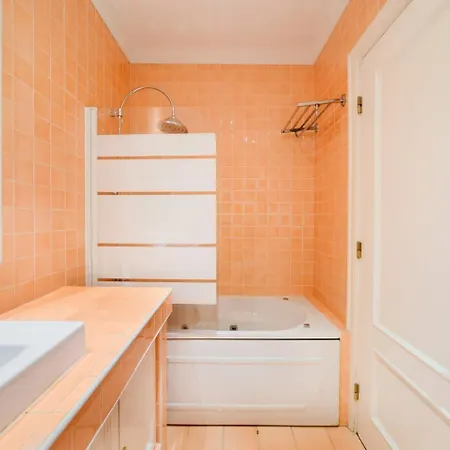 Apartment Elegant Modern Vintage Charm Wac Lissabon