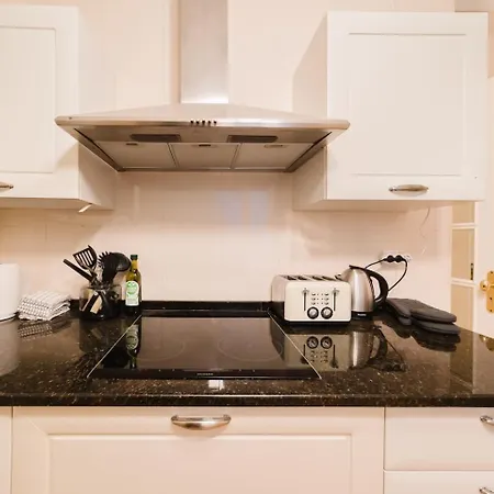 Апартаменти Elegant Vintage Charm-modern Comfort Лісабон