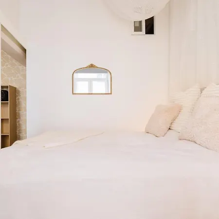 Elegant Vintage Charm-modern Comfort Daire *