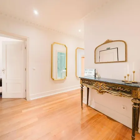 Elegant Vintage Charm-modern Comfort Daire Lisboa