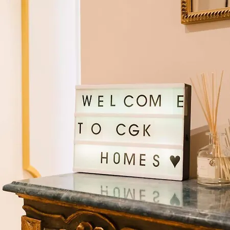Elegant Modern Vintage Charm Wac Apartment *