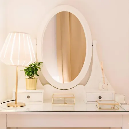 Апартаменти Elegant Vintage Charm-modern Comfort