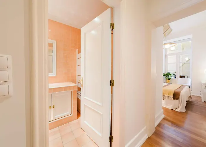 Elegant Vintage Charm-modern Comfort Appartement