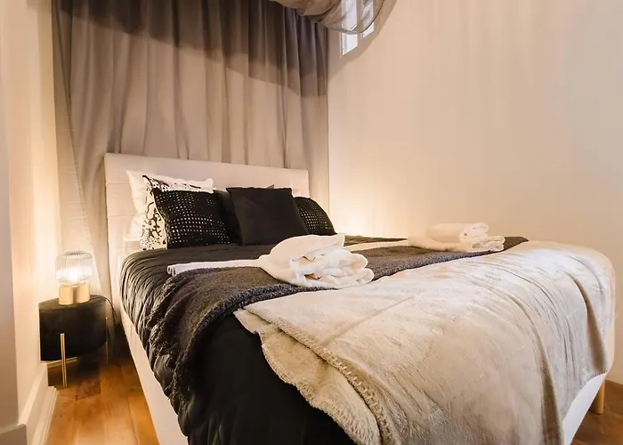 Elegant Vintage Charm-modern Comfort *