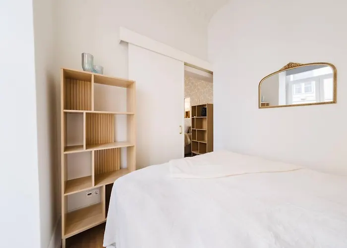 Elegant Vintage Charm-modern Comfort Appartement