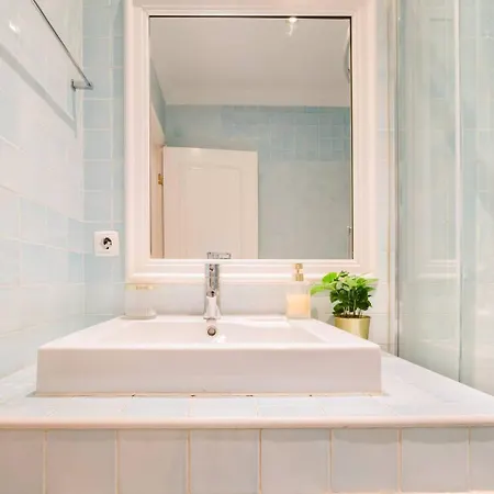 Elegant Vintage Charm-modern Comfort Lissabon