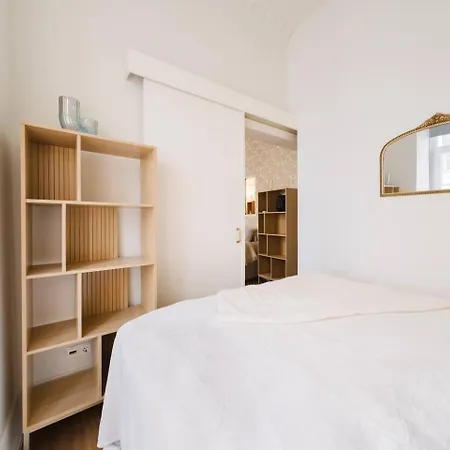 Elegant Vintage Charm-modern Comfort Apartment